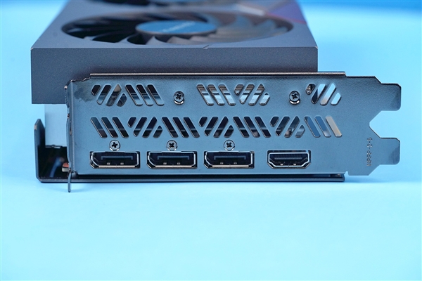 如何选择适合GTX970显卡的显示器接口：深入比较HDMI和DVI的优劣