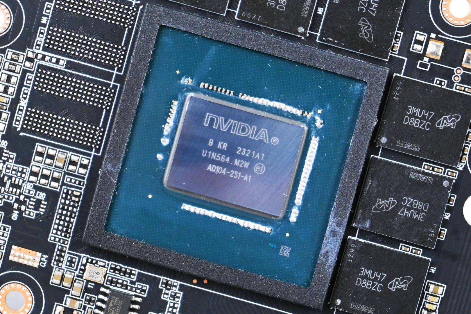 铭瑄GTX550Ti巨无霸显卡：性能设计全解析，未来感外观与高效散热系统揭秘